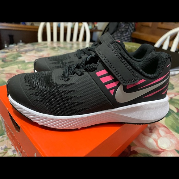 Kids Nike shoes - Picture 3 of 5